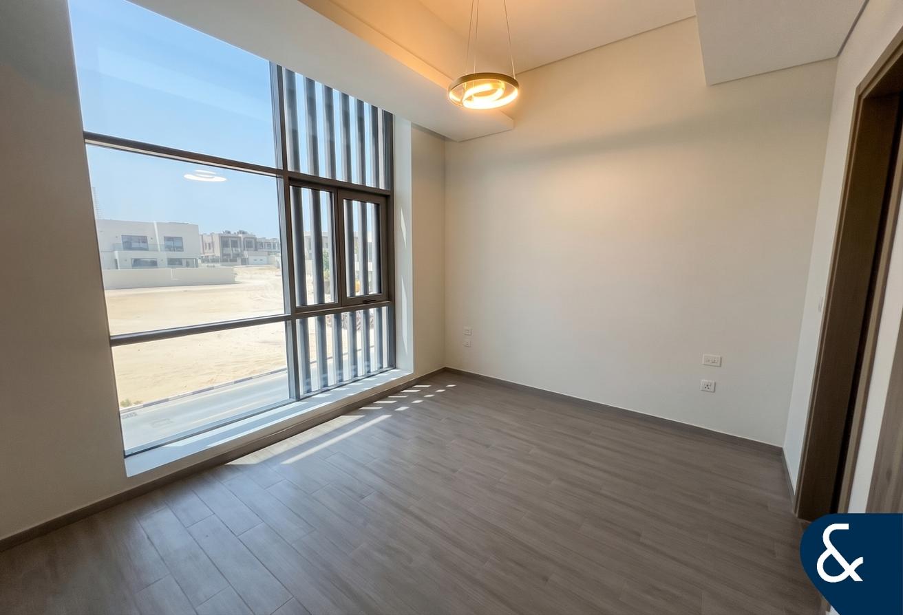 Single Row | Private Pool | Elevator | New photo 7