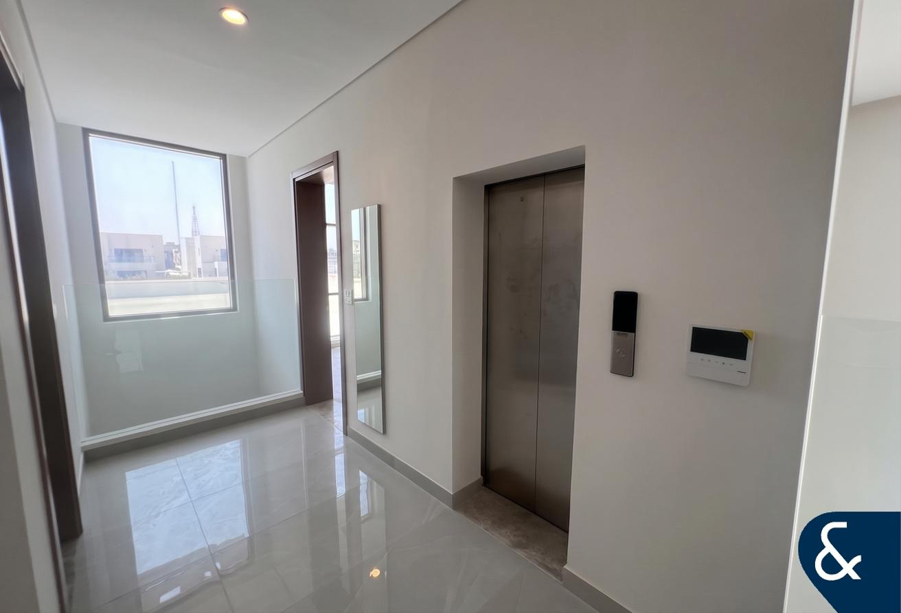 Single Row | Private Pool | Elevator | New photo 9