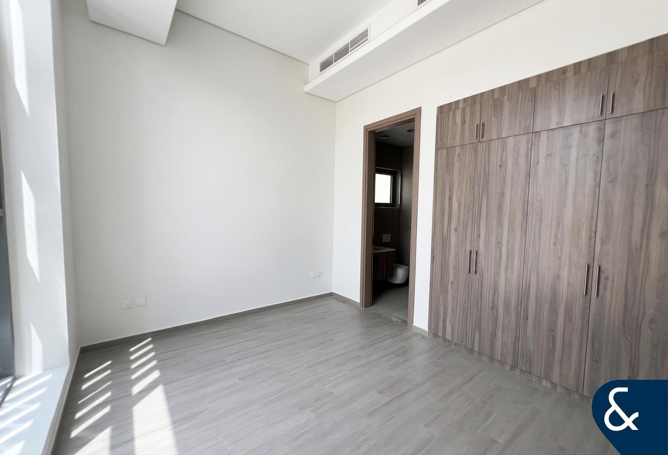 Single Row | Private Pool | Elevator | New photo 14