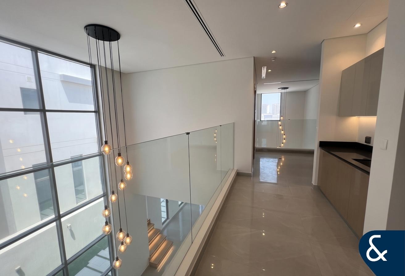 Single Row | Private Pool | Elevator | New photo 13
