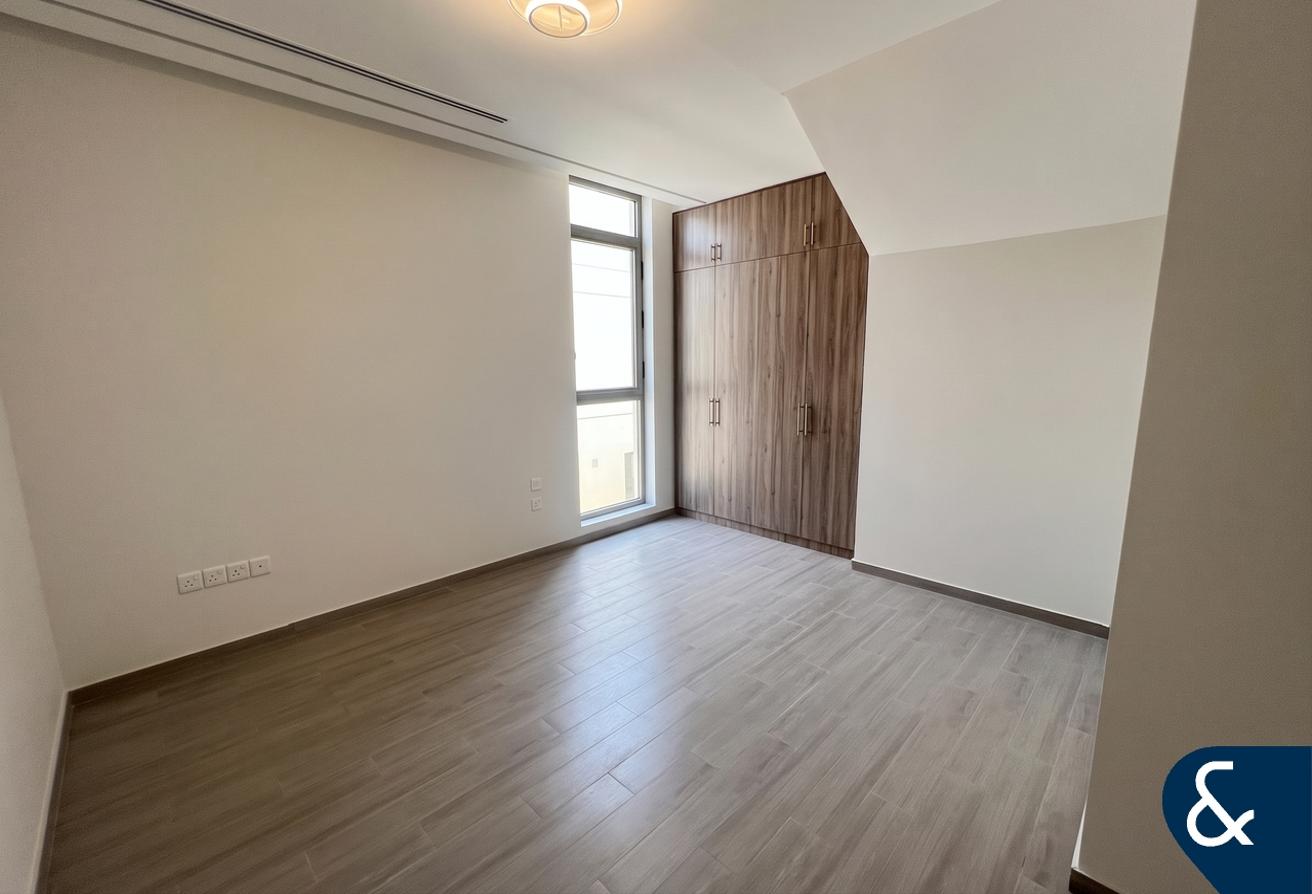 Single Row | Private Pool | Elevator | New photo 16