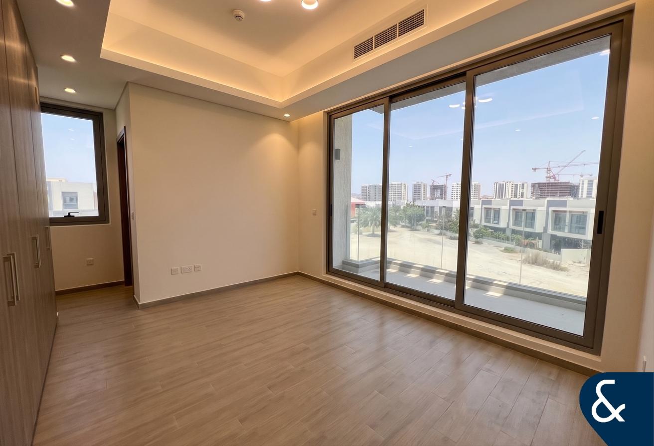 Single Row | Private Pool | Elevator | New photo 12