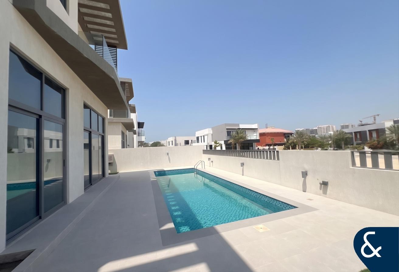 Single Row | Private Pool | Elevator | New photo 15