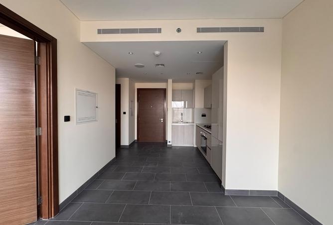 UNFURNISHED | HIGH FLOOR | VACANT photo 2