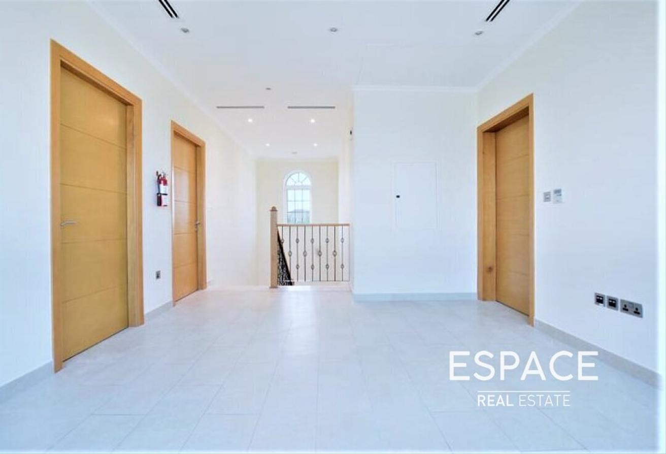 4 Bed | Close to Amenities | Vacant 25th Aug photo 4