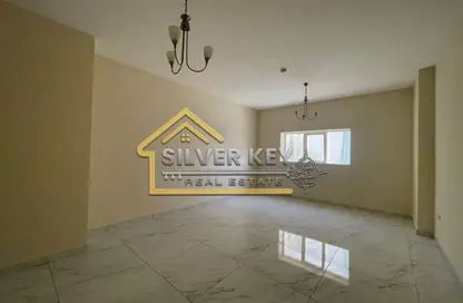 شقة - 2 غرف نوم - 4 حمامات للايجار في بو تينة - الشرق - الشارقة