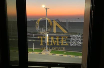 شقة - 2 غرف نوم - 2 حمامات للايجار في مساكن كورنيش عجمان - طريق كورنيش عجمان - عجمان