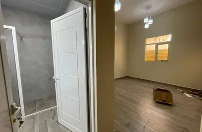 شقة - 3 غرف نوم - 2 حمامات للايجار في مركز محمد بن زايد - مدينة محمد بن زايد - أبوظبي