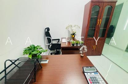 Office Space - Studio - 1 Bathroom for rent in Red Avenue - Al Garhoud - Dubai