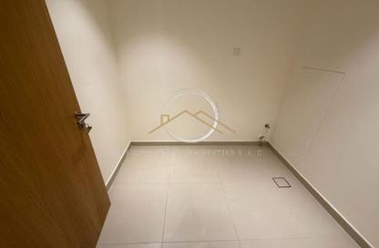 Apartment - 3 Bedrooms - 3 Bathrooms for rent in The Gardens Buildings - The Gardens - Dubai