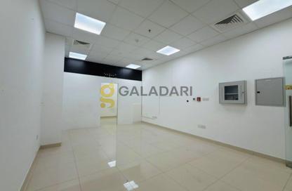 Shop - Studio for rent in Amwaj Building - Al Souk Al Kabeer - Bur Dubai - Dubai