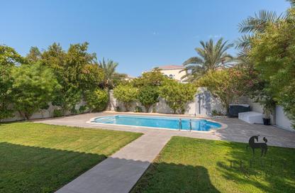 Villa - 5 Bedrooms - 5 Bathrooms for rent in District 4 - Jumeirah Park - Dubai