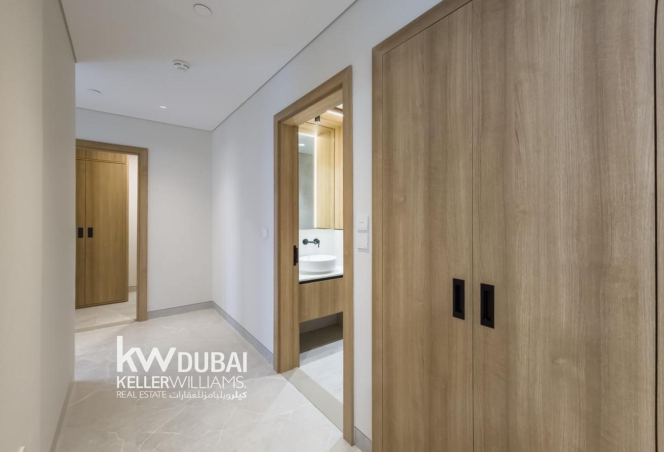 Spacious | Golf Course Views | Prime Location photo 6