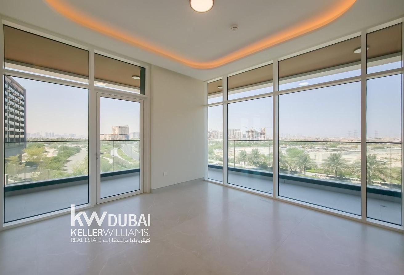 Spacious | Golf Course Views | Prime Location photo 14