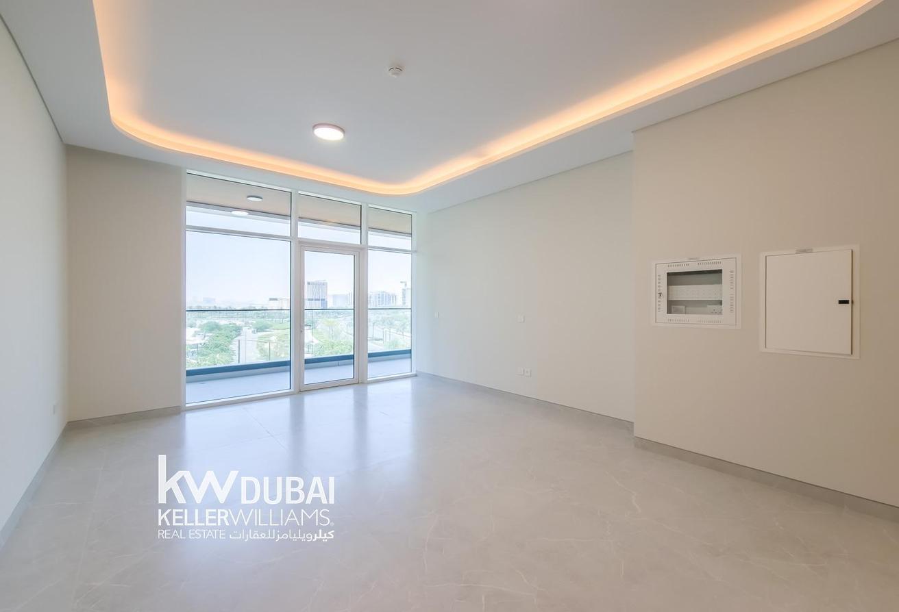 Spacious | Golf Course Views | Prime Location photo 3