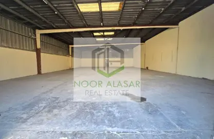 Warehouse - Studio - 2 Bathrooms for rent in RAS - Umm Ramool - Dubai