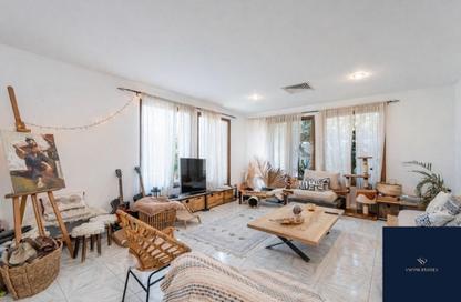 Villa - Studio - 2 Bathrooms for rent in Umm Suqeim 2 Villas - Umm Suqeim 2 - Umm Suqeim - Dubai