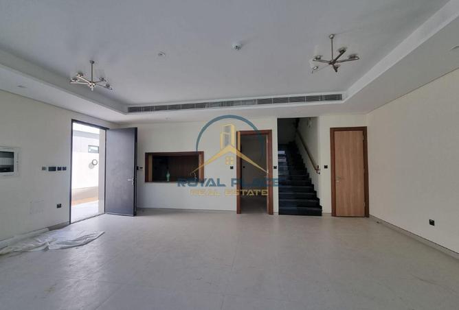 OPEN KITCHEN |UNFURNISHED| VACANT| PRIME LOCATION