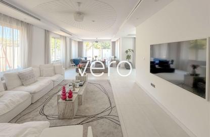 Villa - 4 Bedrooms - 5 Bathrooms for rent in District 6 - Jumeirah Park - Dubai