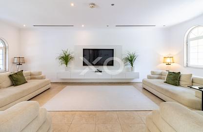 Villa - 3 Bedrooms - 4 Bathrooms for rent in District 5 - Jumeirah Park - Dubai