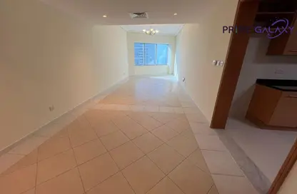 شقة - 2 غرف نوم - 2 حمامات للايجار في برج توينتي فرست سينشري - شارع الشيخ زايد - دبي