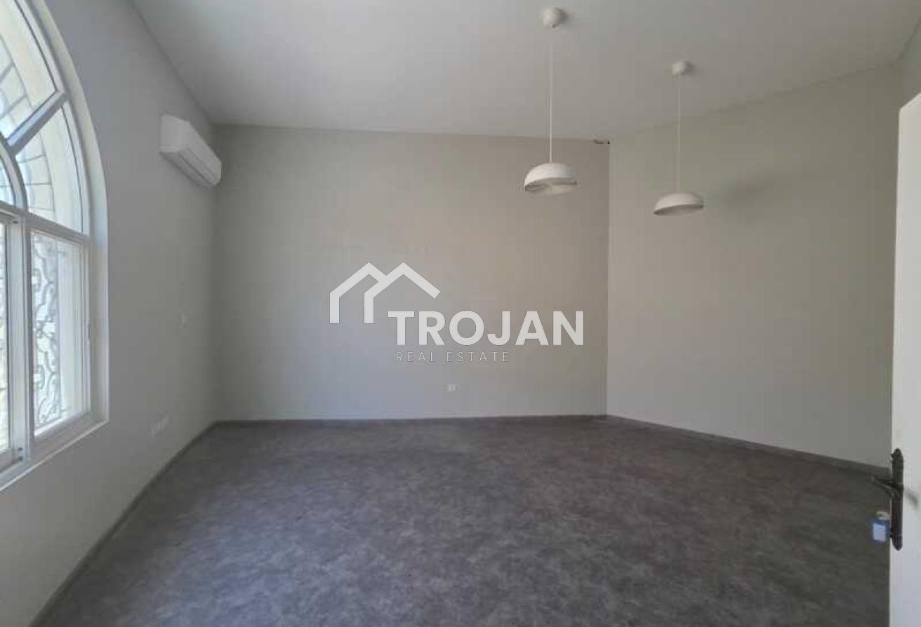 Spacious Villa | Huge Plot | Prime Location photo 8