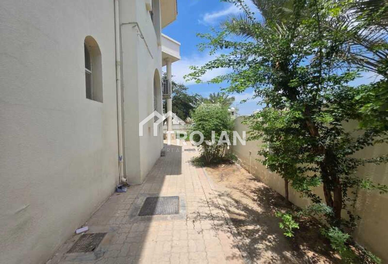 Spacious Villa | Huge Plot | Prime Location photo 14