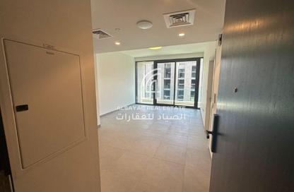 شقة - غرفة نوم - 2 حمامات للبيع في سكون - حي نسيج - الجادة - الشارقة