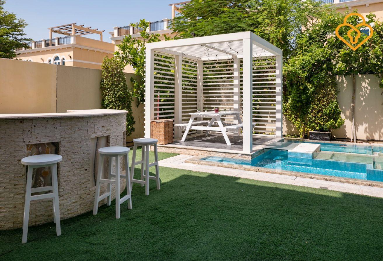 4-Bedroom Villa in Jumeirah Park with Pool photo 2