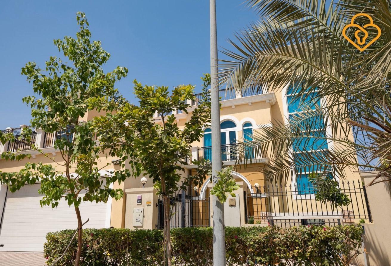 4-Bedroom Villa in Jumeirah Park with Pool photo 14