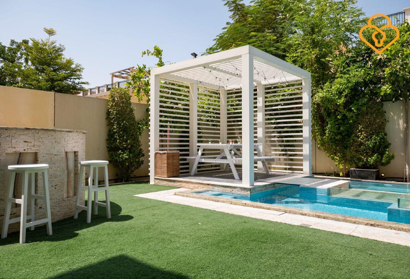 4-Bedroom Villa in Jumeirah Park with Pool photo 24
