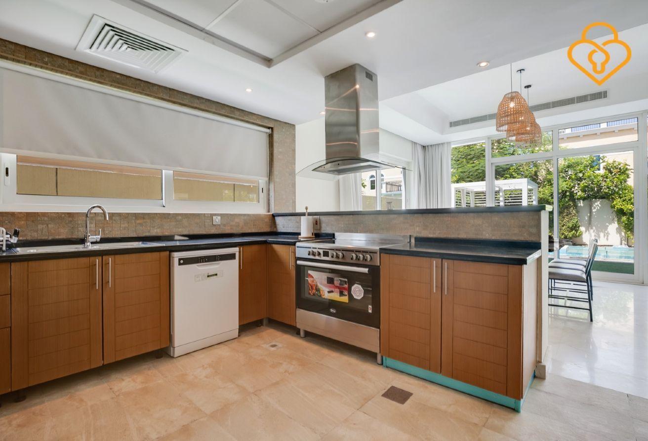 4-Bedroom Villa in Jumeirah Park with Pool photo 10