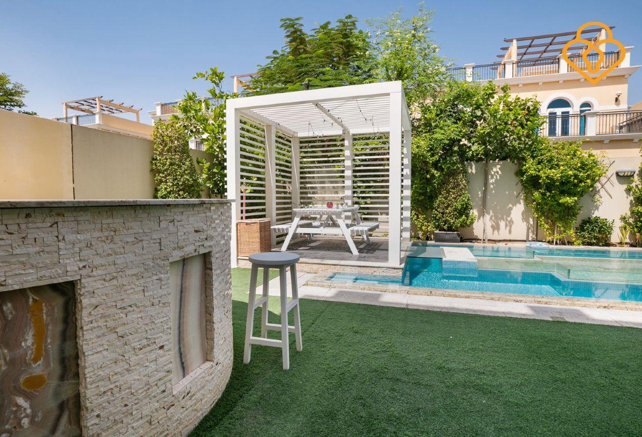 4-Bedroom Villa in Jumeirah Park with Pool photo 11