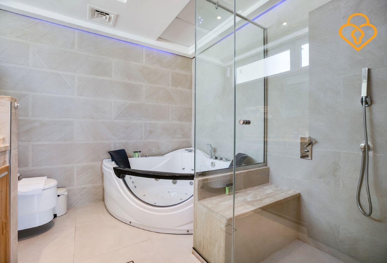 4-Bedroom Villa in Jumeirah Park with Pool photo 18