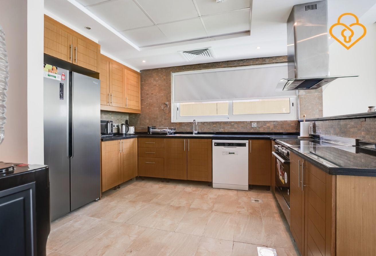 4-Bedroom Villa in Jumeirah Park with Pool photo 9