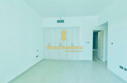 Apartment - 2 Bedrooms - 2 Bathrooms for rent in Al Reef Tower - Corniche Road - Abu Dhabi