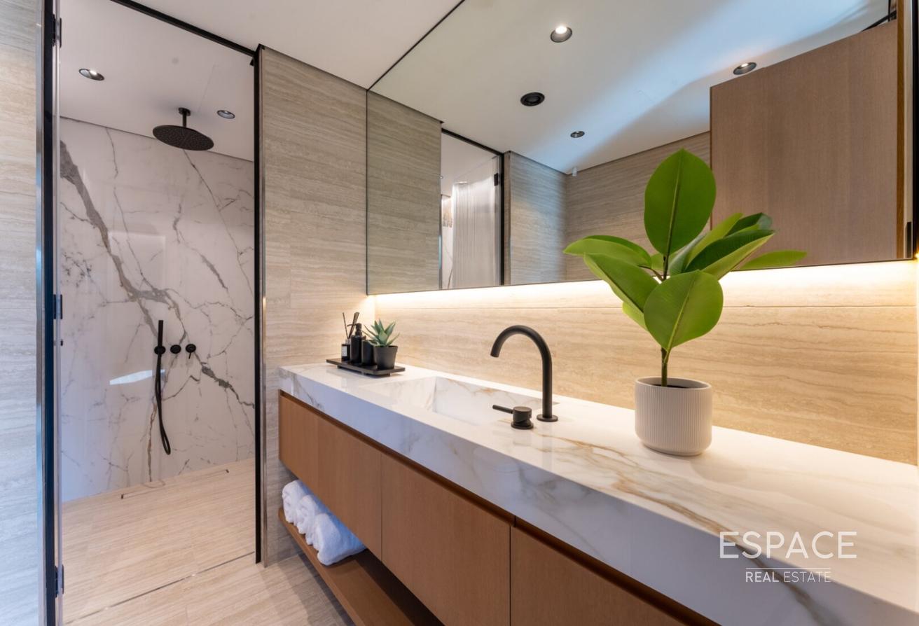 Smart Home - Luxury Furnishing - Must See photo 10