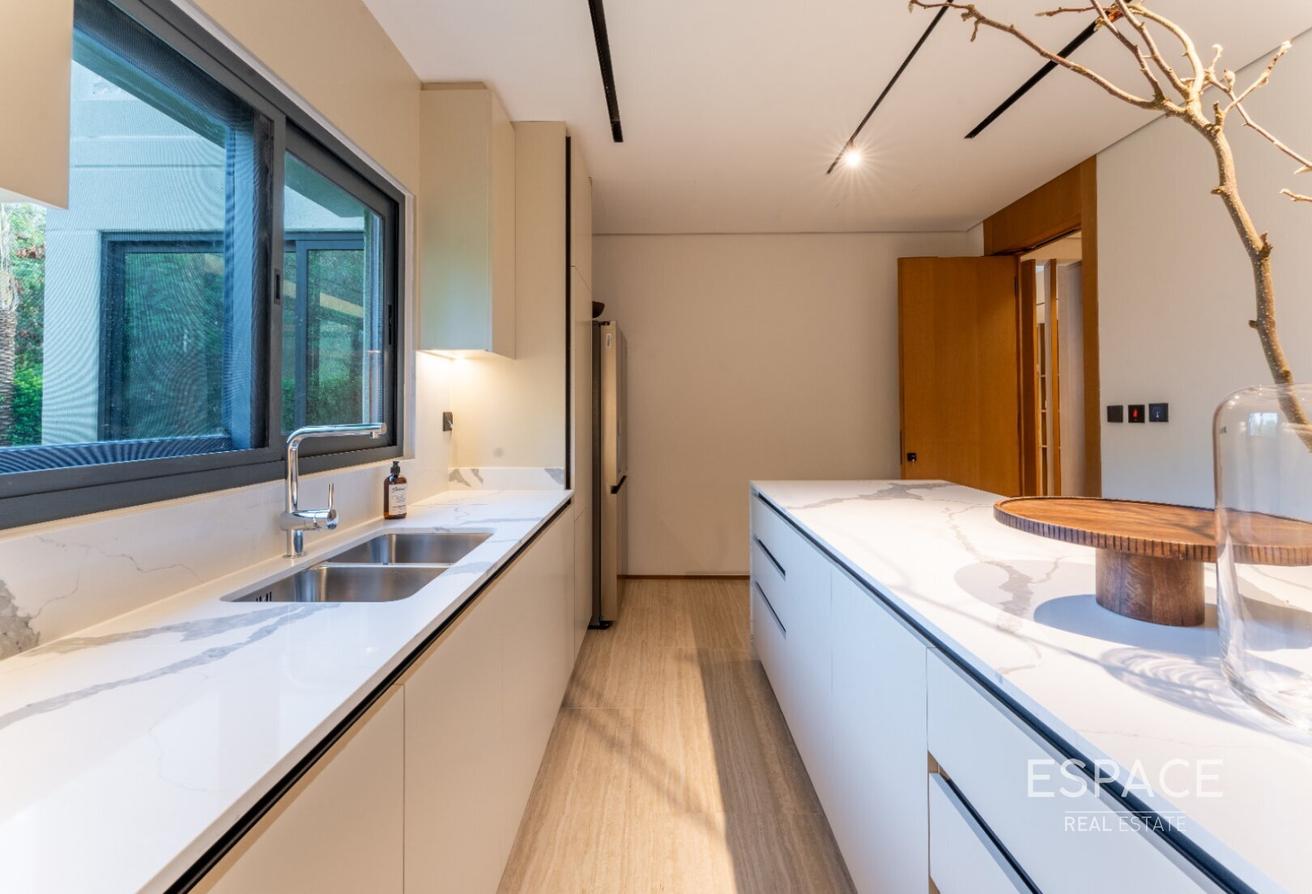 Smart Home - Luxury Furnishing - Must See photo 8