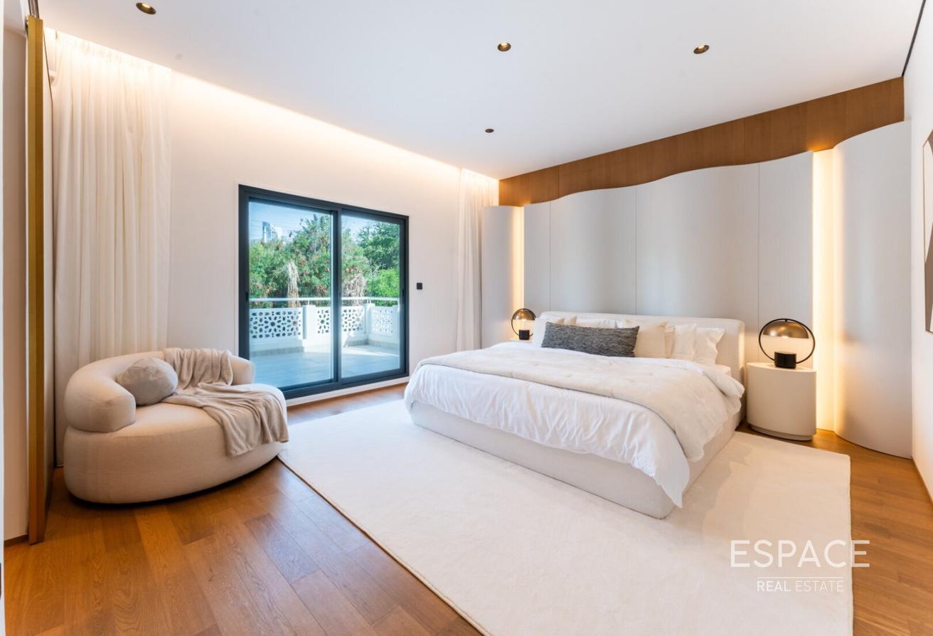 Smart Home - Luxury Furnishing - Must See photo 13