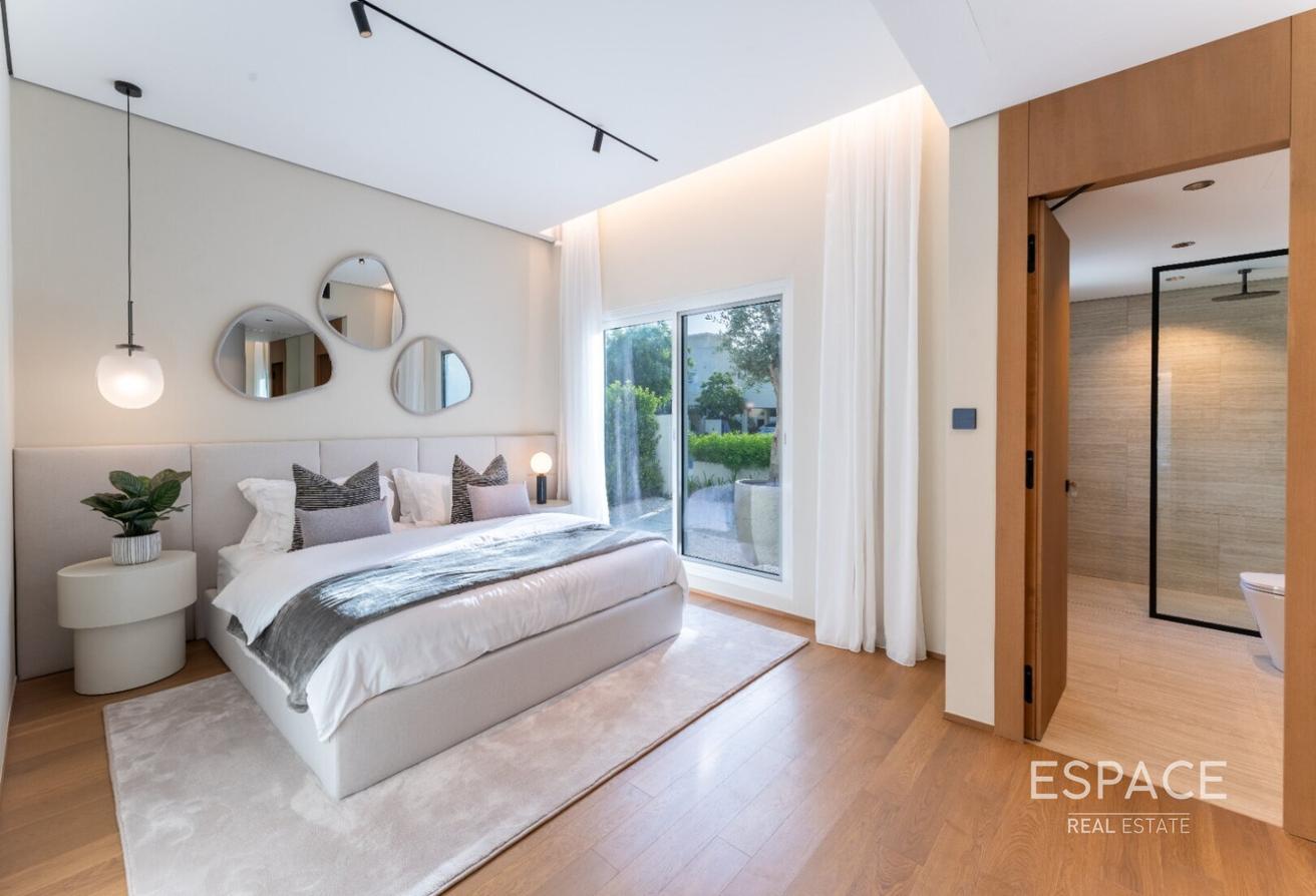 Smart Home - Luxury Furnishing - Must See photo 16