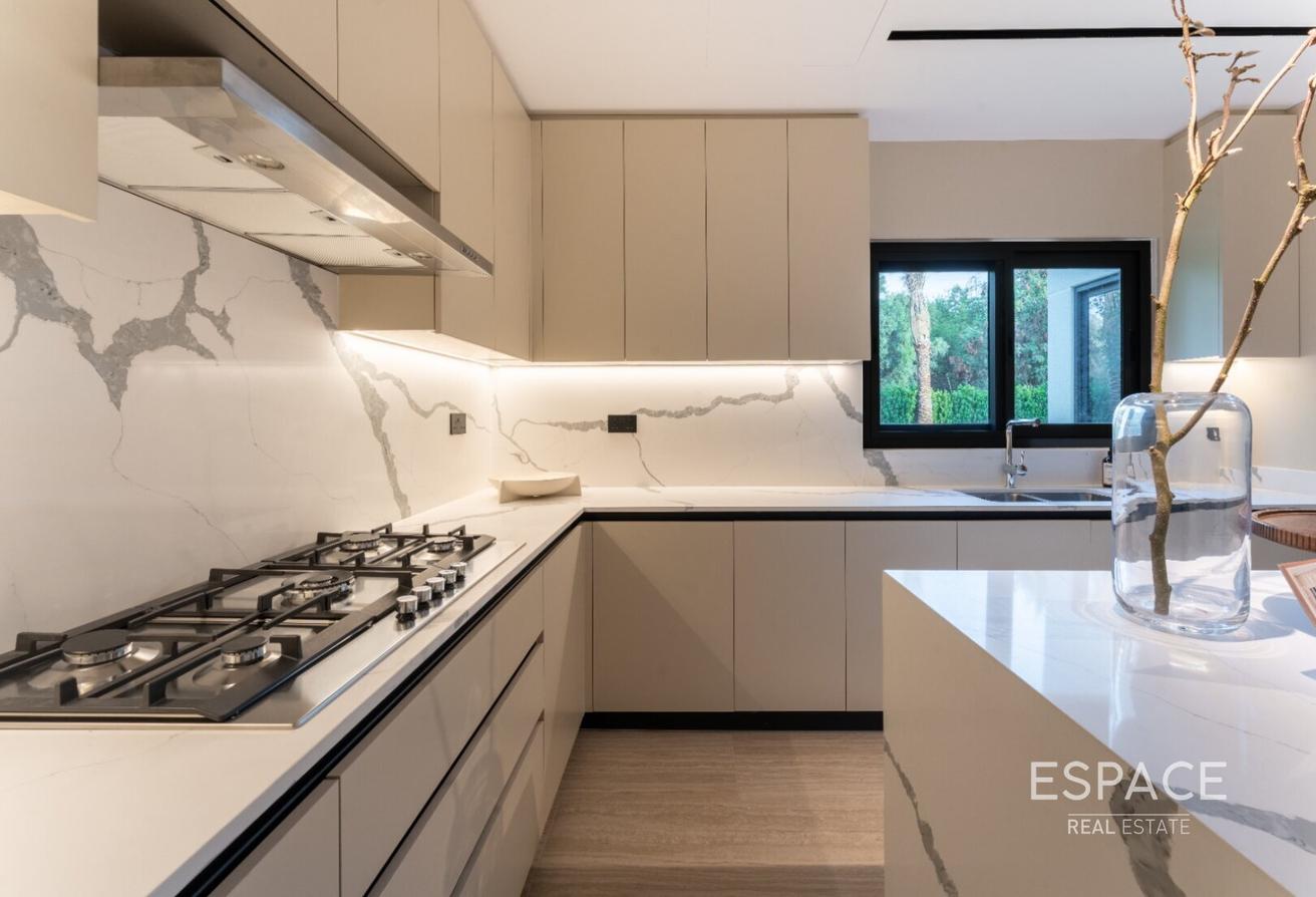 Smart Home - Luxury Furnishing - Must See photo 7
