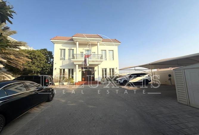Fully Renovated | Single Row | Corner| Huge Garden
