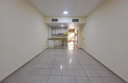 Apartment - 1 Bathroom for rent in Al Hudaiba - Bur Dubai - Dubai