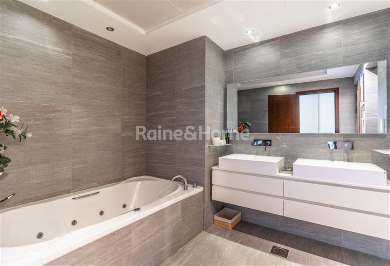 Penthouse | 4 bed+ study | Full Burj View photo 9