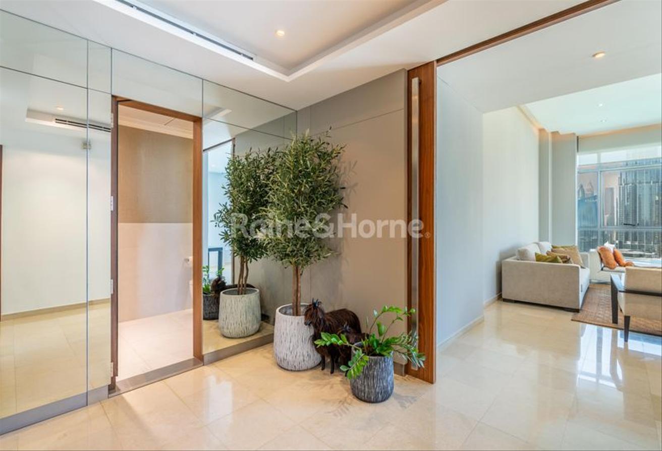 Penthouse | 4 bed+ study | Full Burj View photo 6