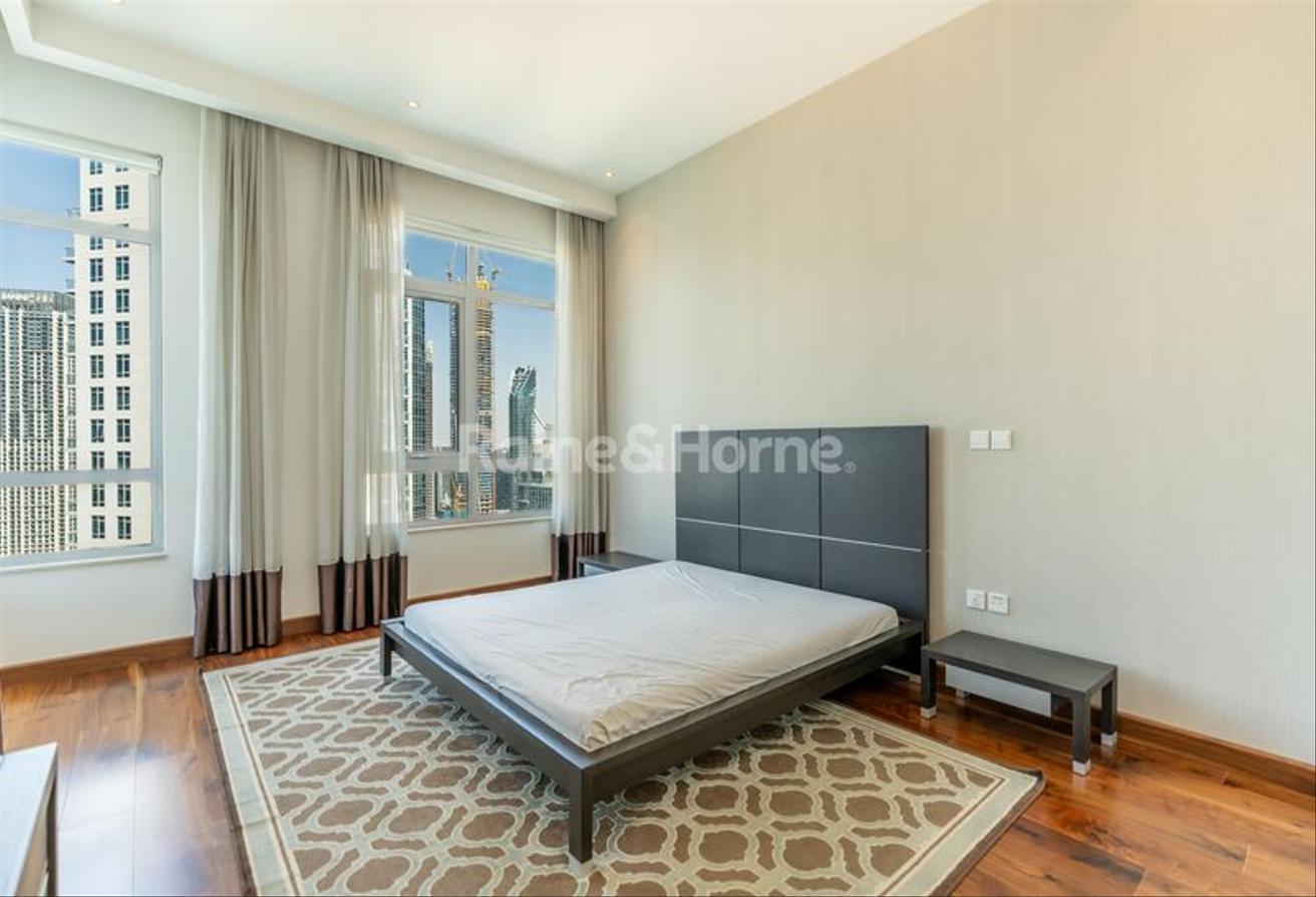 Penthouse | 4 bed+ study | Full Burj View photo 11