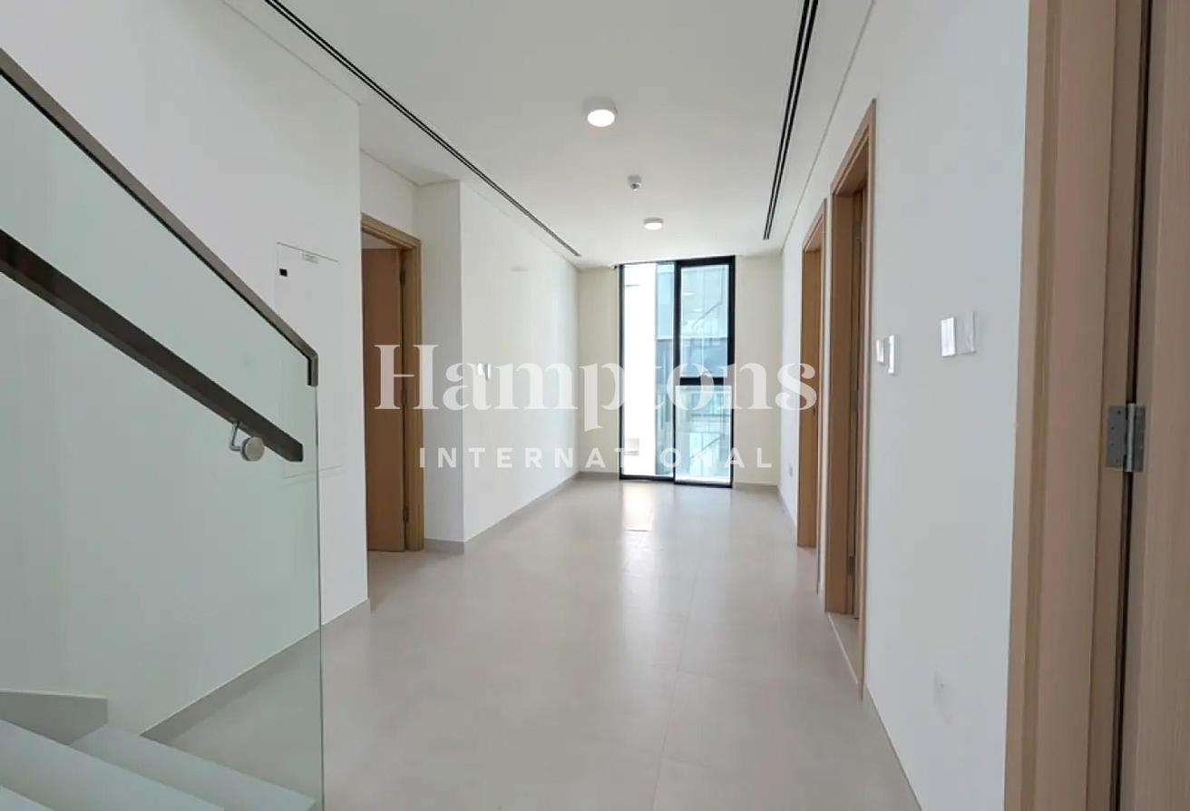 Book Viewing | Close To Central Park | Single Row photo 2