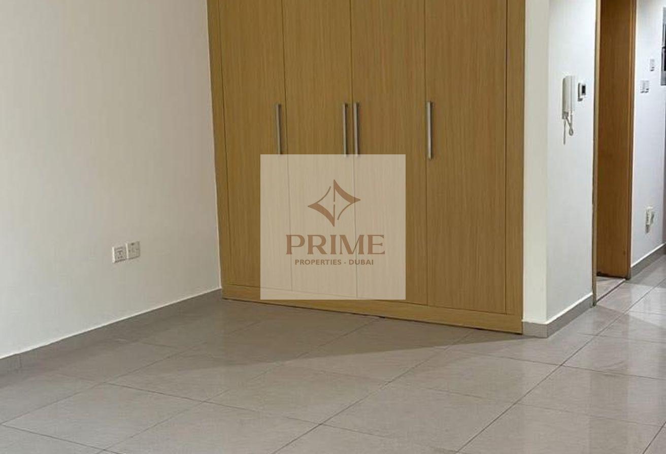 Spacious | Well Maintained | Prime Location photo 3