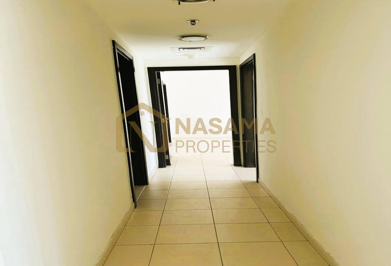 Well Maintained | Unfurnished | Decent community | Prime location photo 5