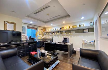 مكتب - غرفة نوم - 1 حمام للايجار في برج لطيفة - شارع الشيخ زايد - دبي